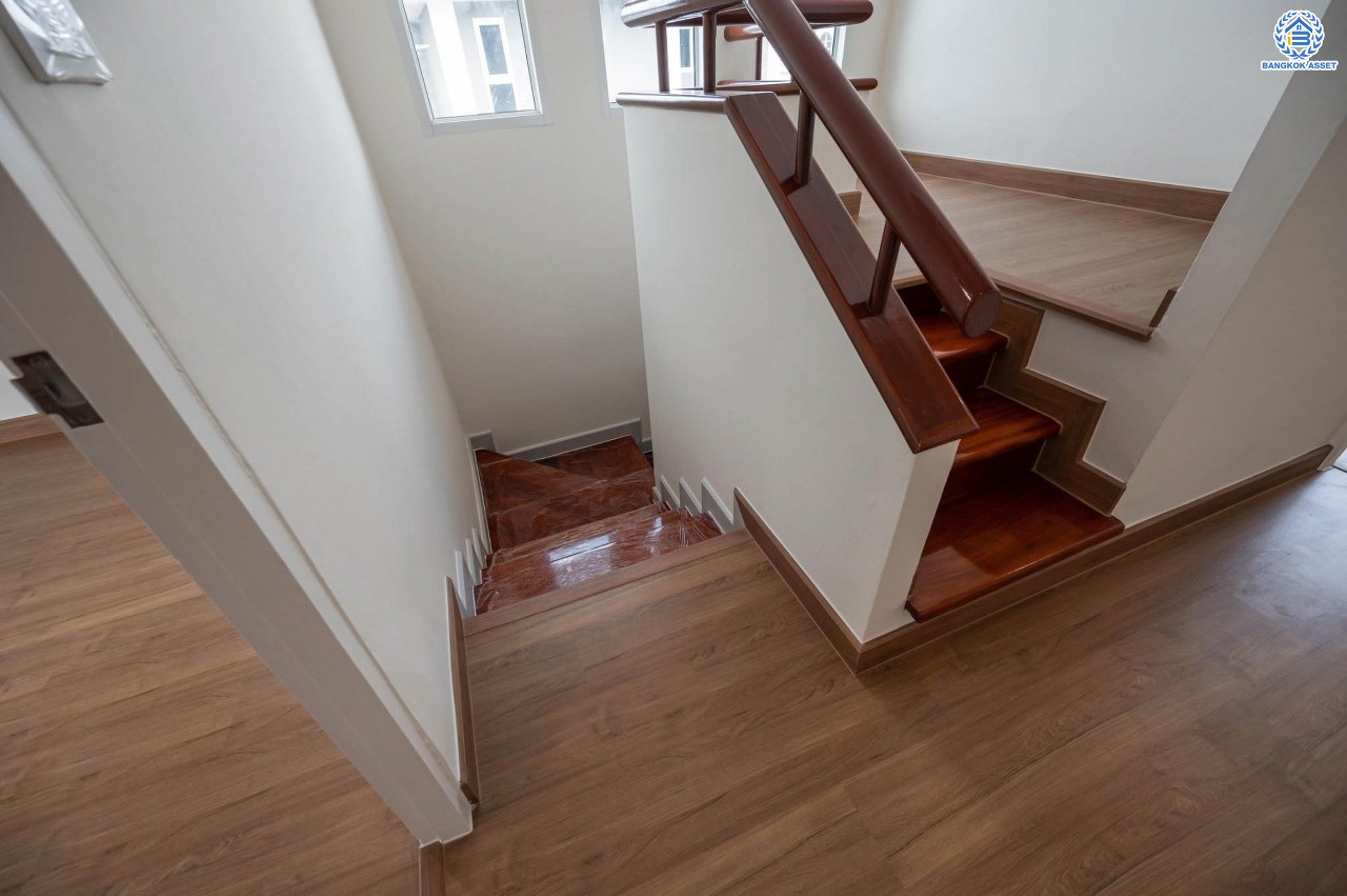 บ้านมือสองตกแต่งใหม่ โครงการ บ้านพิมาน ปิ่นเกล้า-กาญจนาภิเษก เนื้อที่ 103 ตร.ว. ฟังก์ชัน 4 ห้องนอน 3 ห้องน้ำ 1 ห้องอเนกประสงค์ จอดรถได้ 2 คัน บนทำเลเดินทางสะดวก ติดถนนกาญจนาภิเษก เชื่อมต่อหลายเส้นทาง ใกล้ทางด่วน "กาญจนาภิเษก" รถไฟฟ้า "สถานีหลักสอง" และเดอะมอลล์บางแค